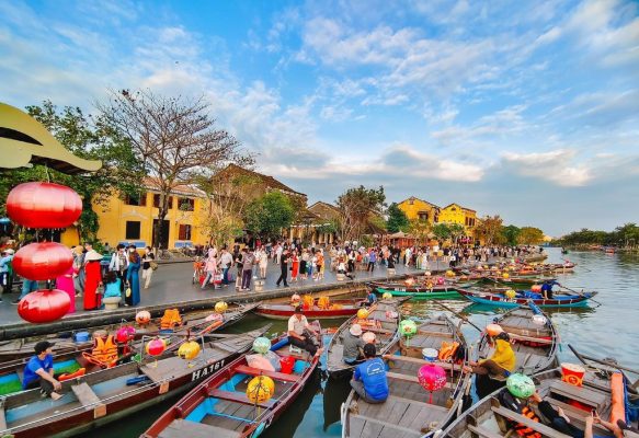Phố cổ Hội An - Đà Nẵng: Lịch trình chi tiết tất tần tật dành cho du khách 4 1 Ve vao pho co Hoi An 040423 jpg 20230404135014072