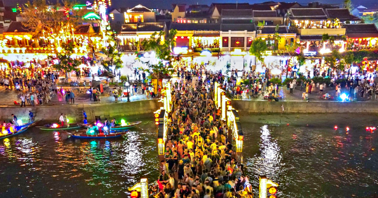 Phố cổ Hội An - Đà Nẵng: Lịch trình chi tiết tất tần tật dành cho du khách 29 hoi an dong kin ve dem du khach nhich tung centimet tren cau tham quan pho co 110