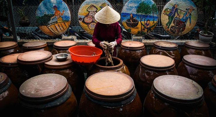 40 Địa điểm du lịch hấp dẫn ở Đà Nẵng không thể bỏ qua. 43 lang nghe nuoc mam nam o u ca 1728412594