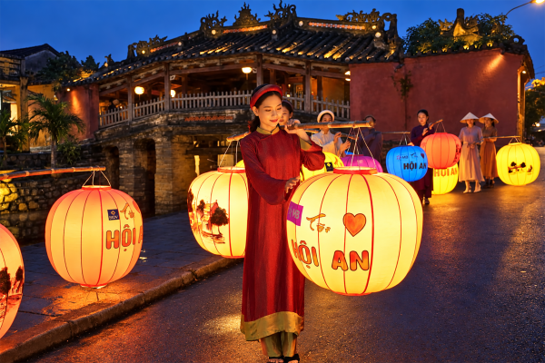 Phố cổ Hội An - Đà Nẵng: Lịch trình chi tiết tất tần tật dành cho du khách 21 le hoi den long quoc te hoi an 01